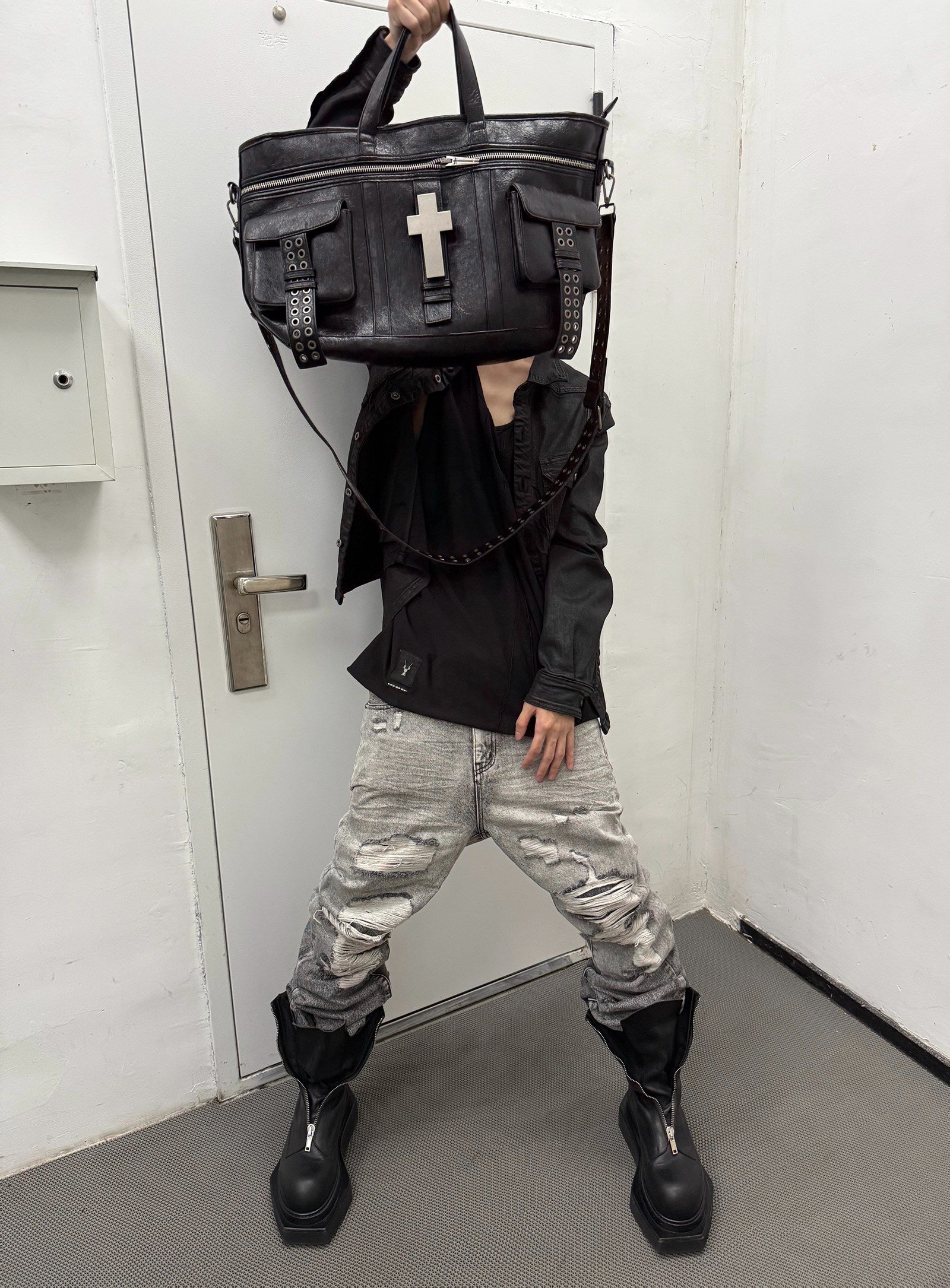 "✝" Cross-cracked leather bag