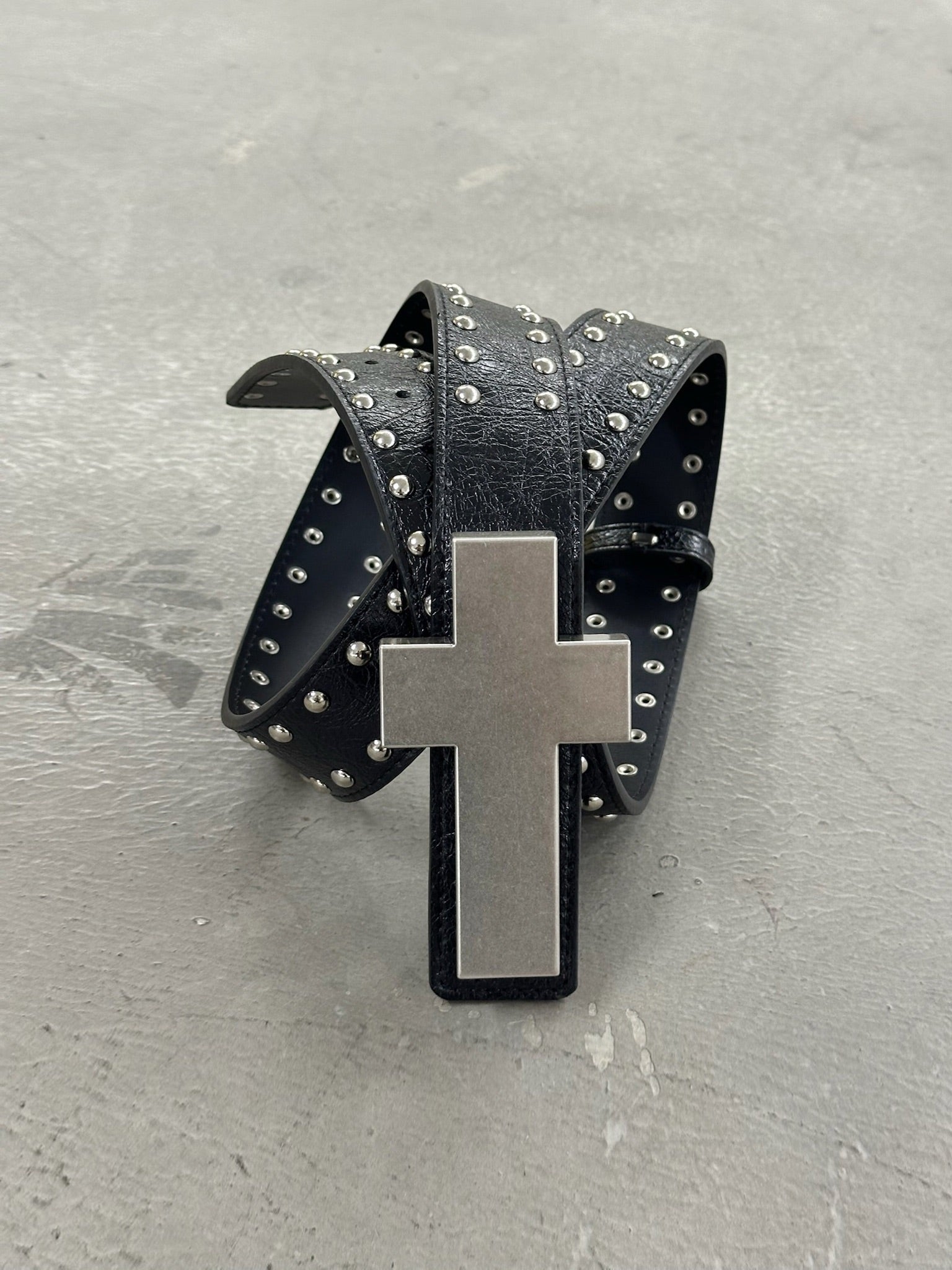 "✝" Cracked-texture studded belt