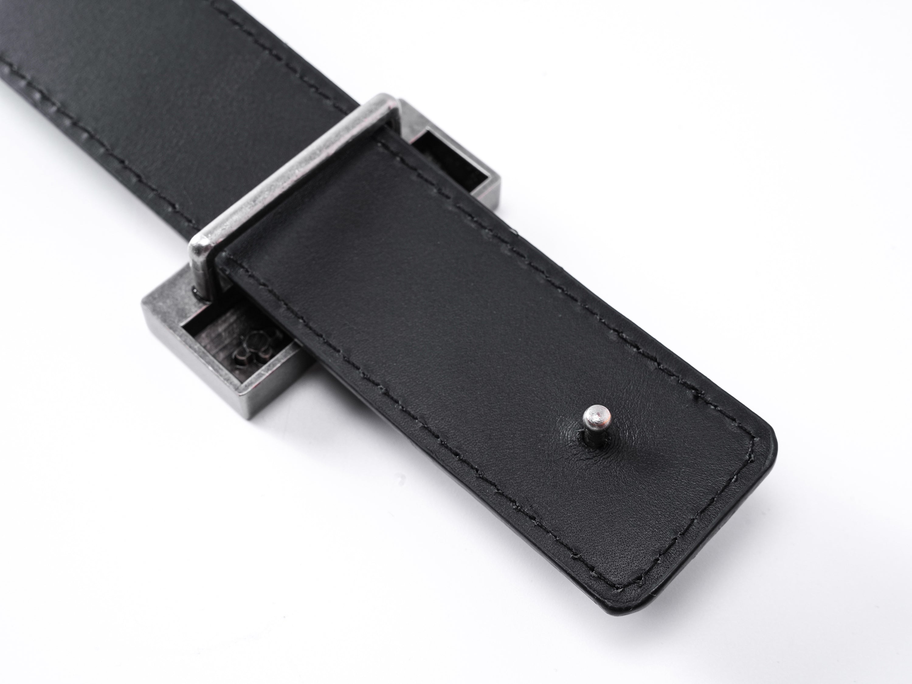 "✝" Cracked-texture studded belt