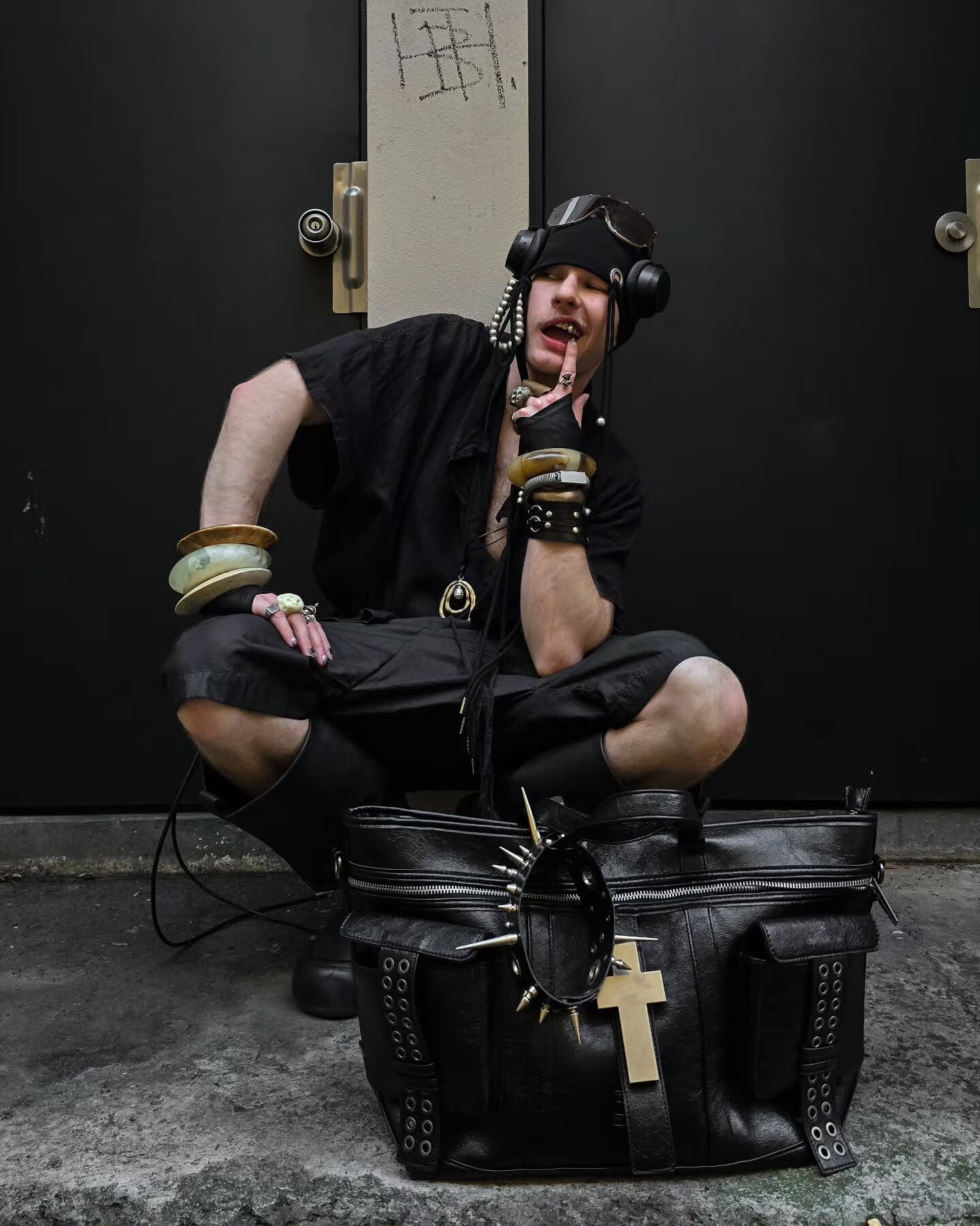 "✝" Cross-cracked leather bag