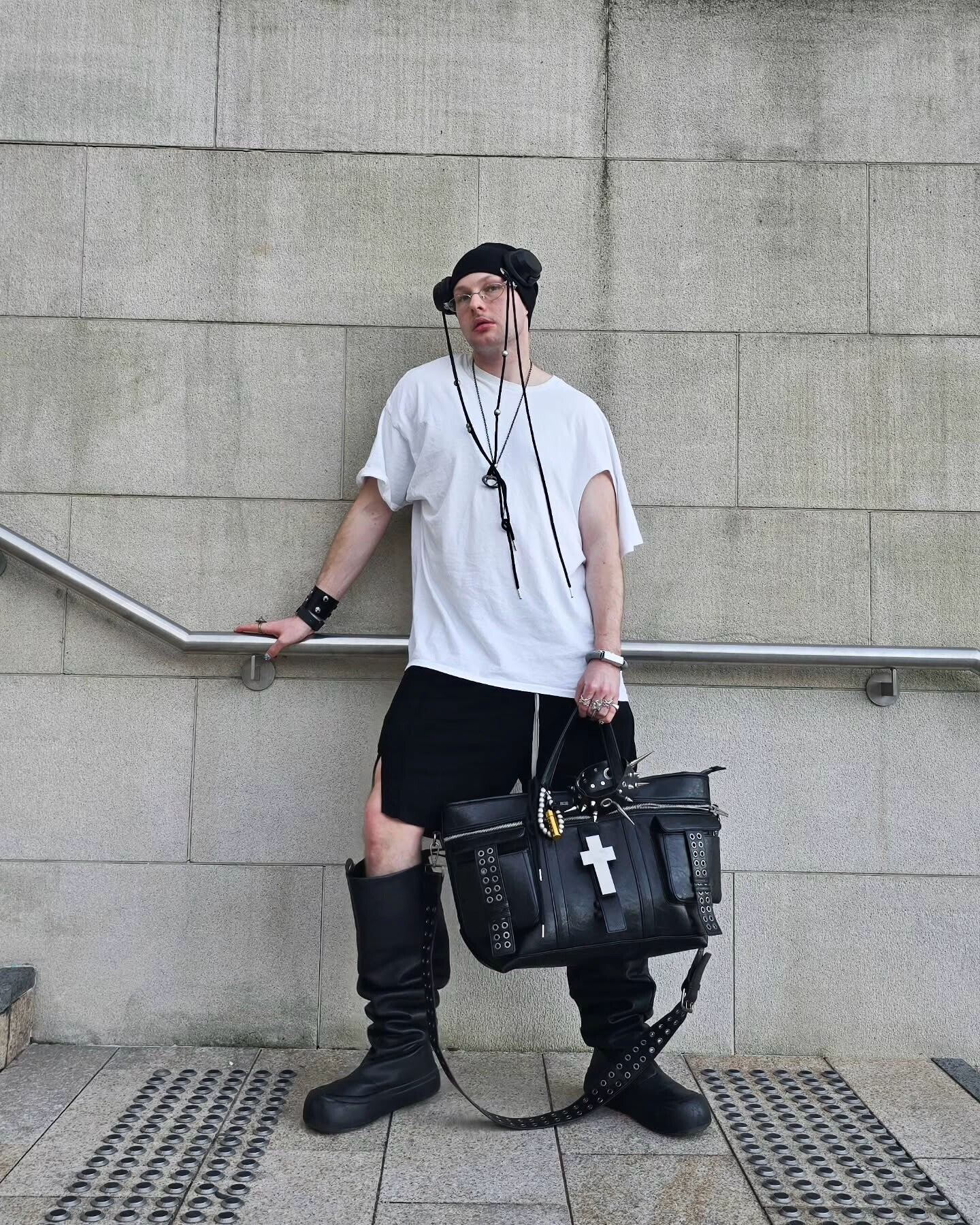 "✝" Cross-cracked leather bag
